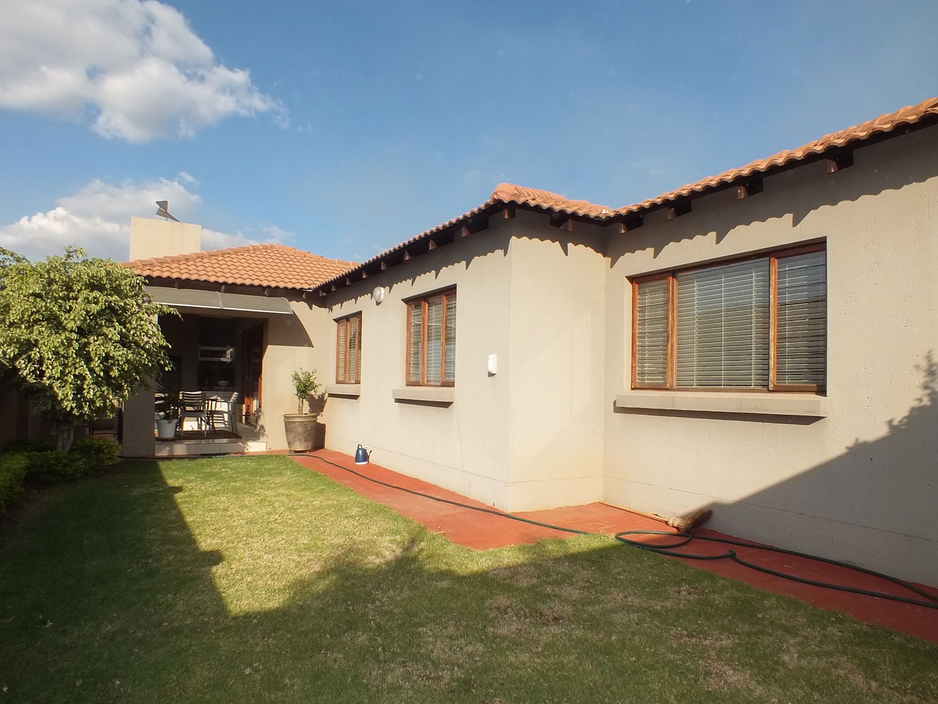 Security complex home for sale in Thatchfield Close - CN1661234