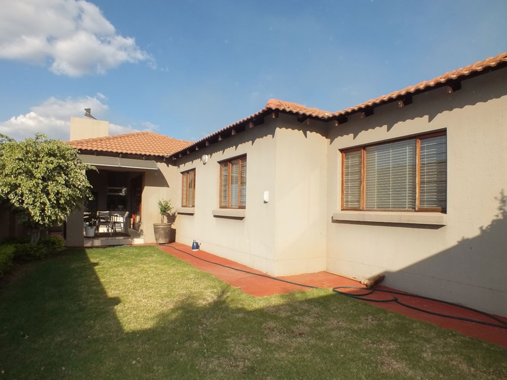 Security complex home for sale in Thatchfield Close - CN1661234