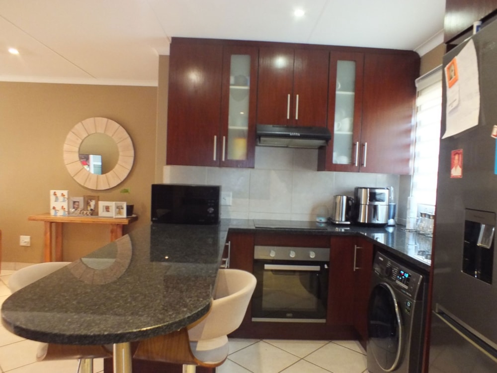 Security complex home for sale in Thatchfield Close - CN1661234