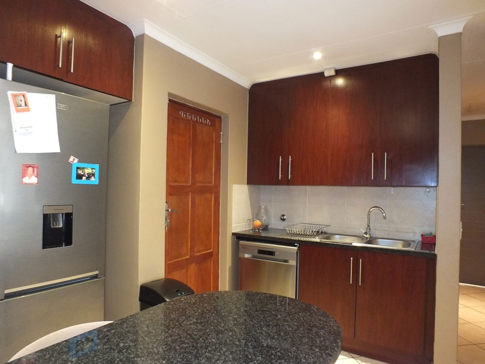 Security complex home for sale in Thatchfield Close - CN1661234