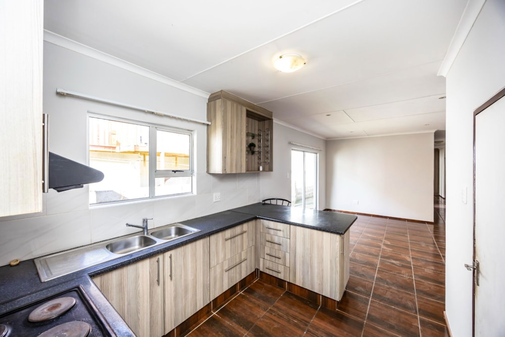 House for sale in Beacon Bay - 1ET1663139