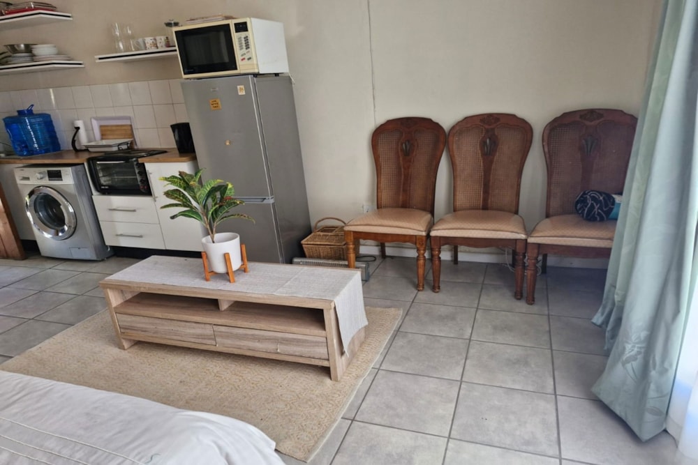 Bachelor apartment let in Sunnyside, Grahamstown, Makhanda - 1GC1710560 Bachelor apartment let in Sunnyside, Grahamstown, Makhanda - 1GC1710560