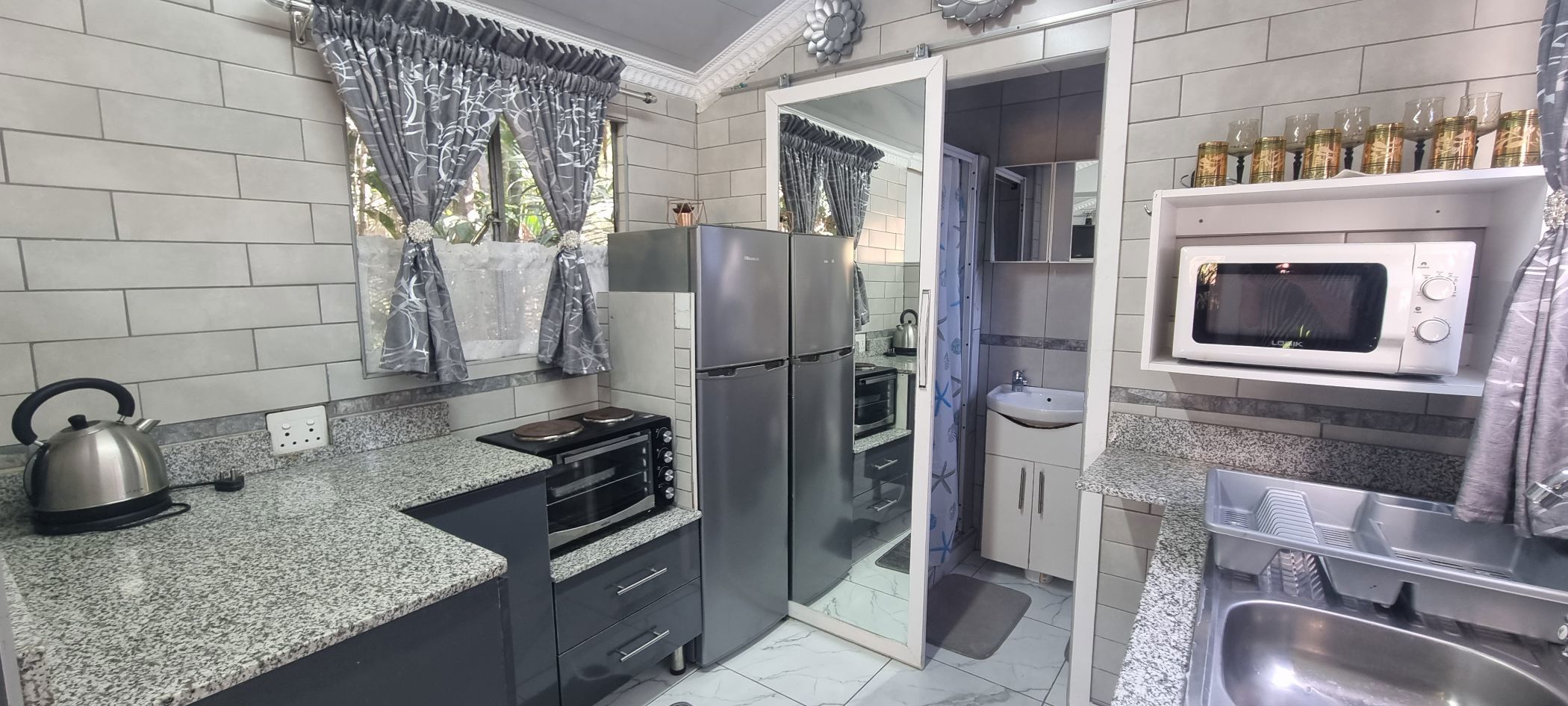 Bachelor apartment to rent in Kloof - 1KF1749977