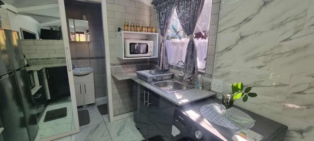 Bachelor apartment to rent in Kloof - 1KF1749977 Bachelor apartment to rent in Kloof - 1KF1749977