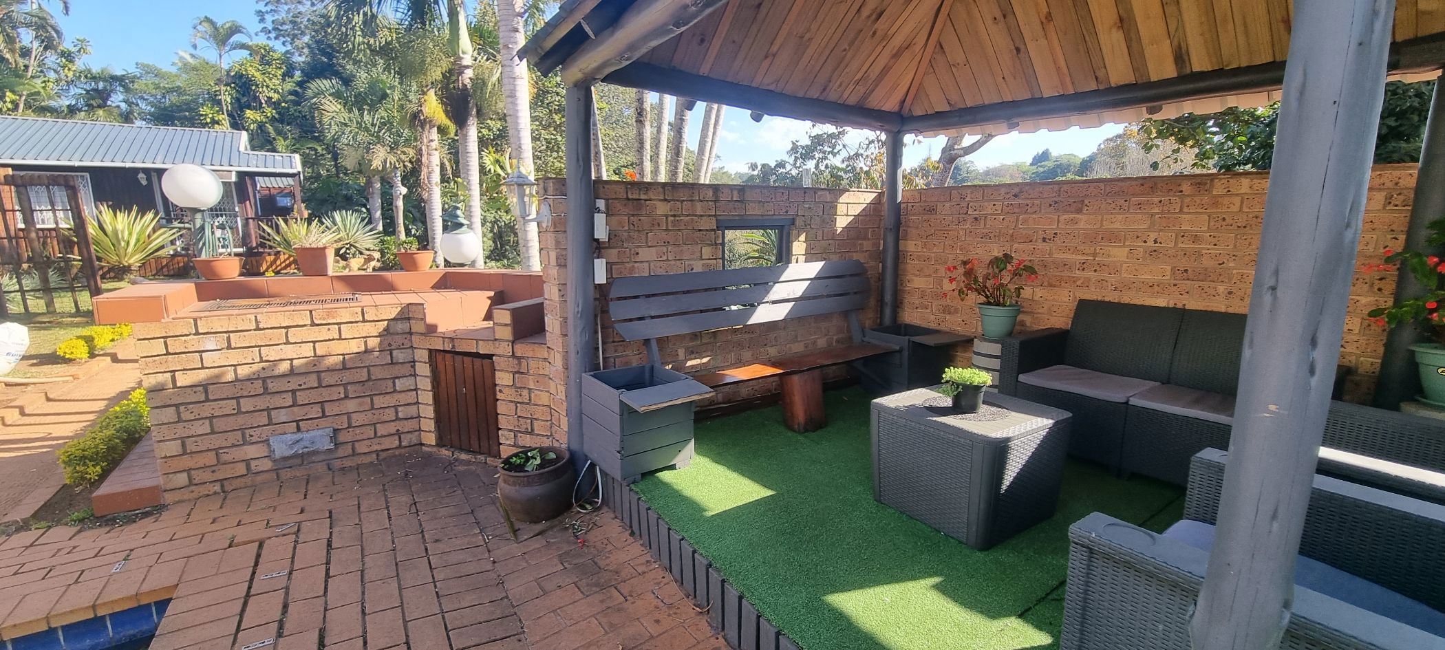 Bachelor apartment let in Kloof - 1KF1717749