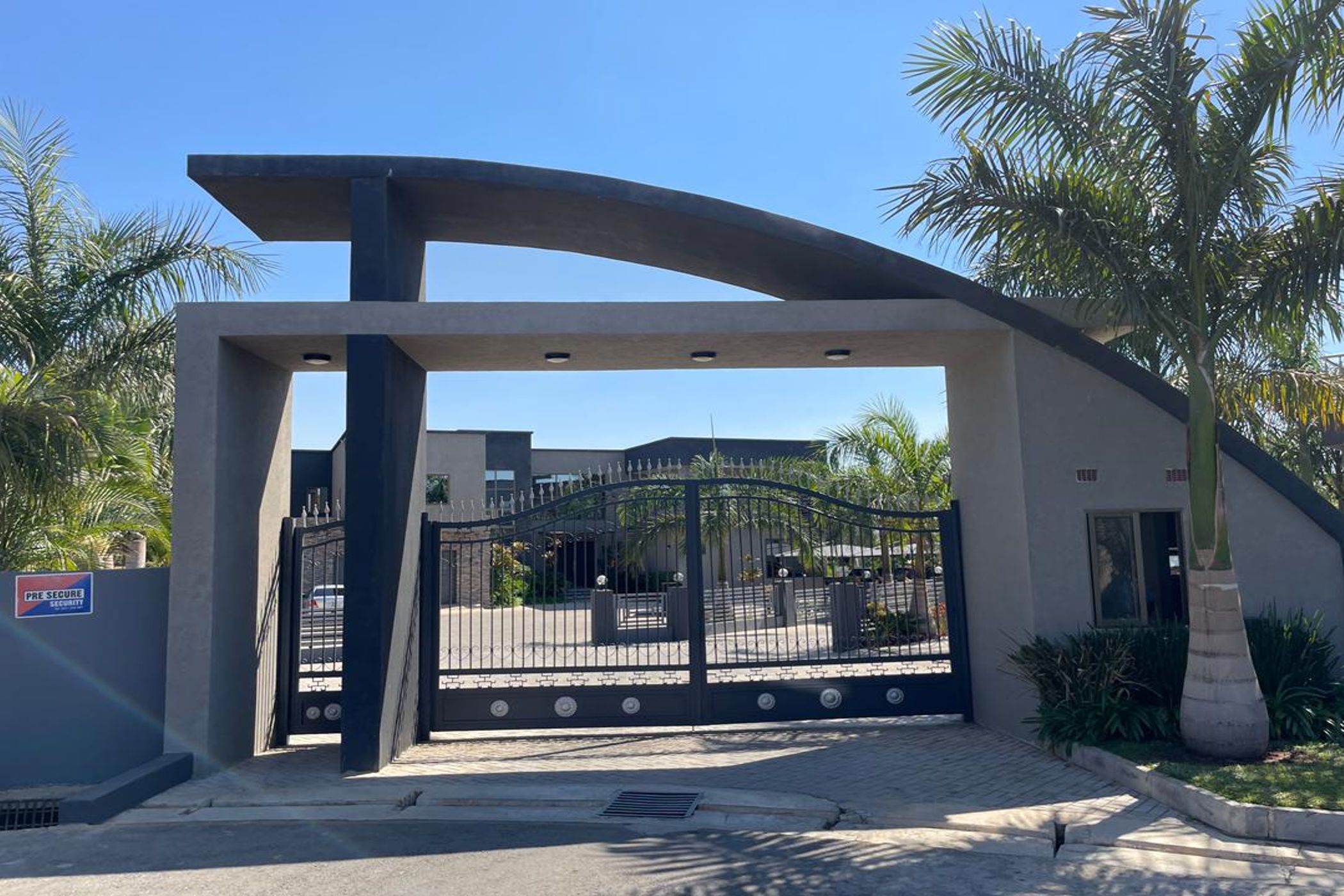 Townhouse to rent in Roma, Zambia - 3ZA1664836