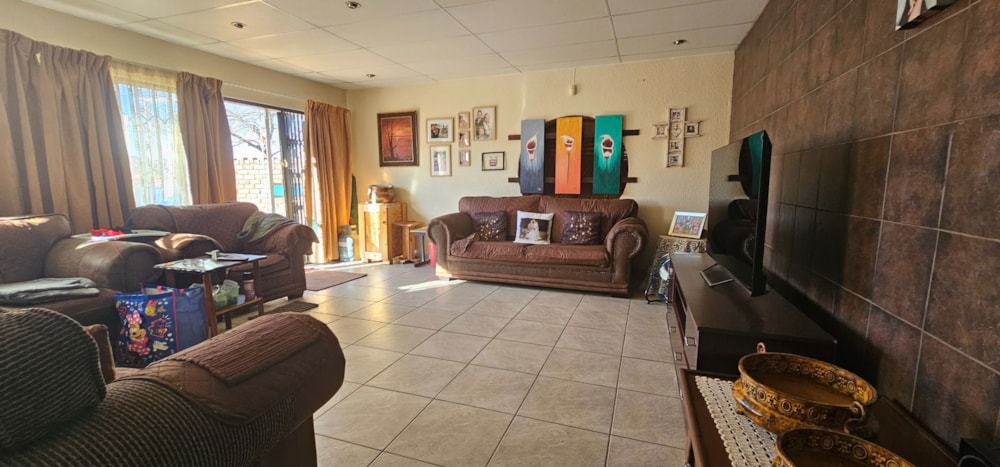 Smallholding for sale in Vandermerweskroon - 1VT1665947