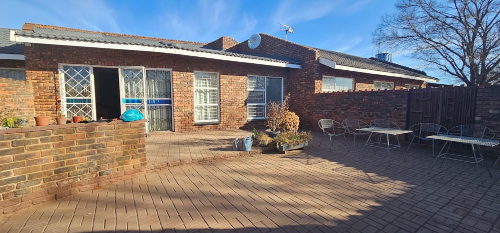 Smallholding for sale in Vandermerweskroon - 1VT1665947