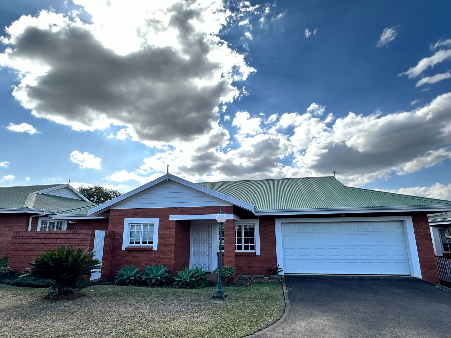 Security complex home let in Hayfields - 1PM1709014