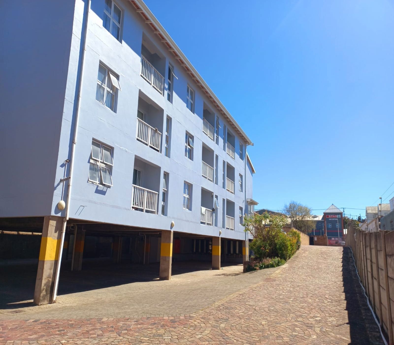 Multi-storey apartment to rent in Grahamstown Central (Makhanda Central)  - 1GC1710586