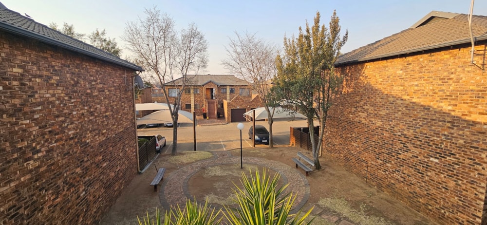 Townhouse for sale in Sonneveld - 1BJ1670473 Townhouse for sale in Sonneveld - 1BJ1670473