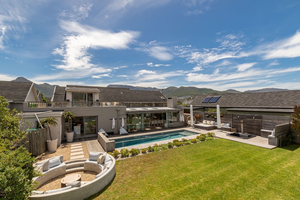 Double-storey house sold in Lake Michelle - FH1670512 Double-storey house sold in Lake Michelle - FH1670512