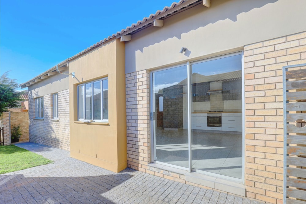 Security estate home let in Mooikloof Country Estate - GEO1671128 Security estate home let in Mooikloof Country Estate - GEO1671128