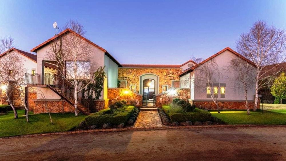 Country hotel for sale in Lydenburg Rural (Mashishing Rural)  - 1LY1661058 Country hotel for sale in Lydenburg Rural (Mashishing Rural)  - 1LY1661058