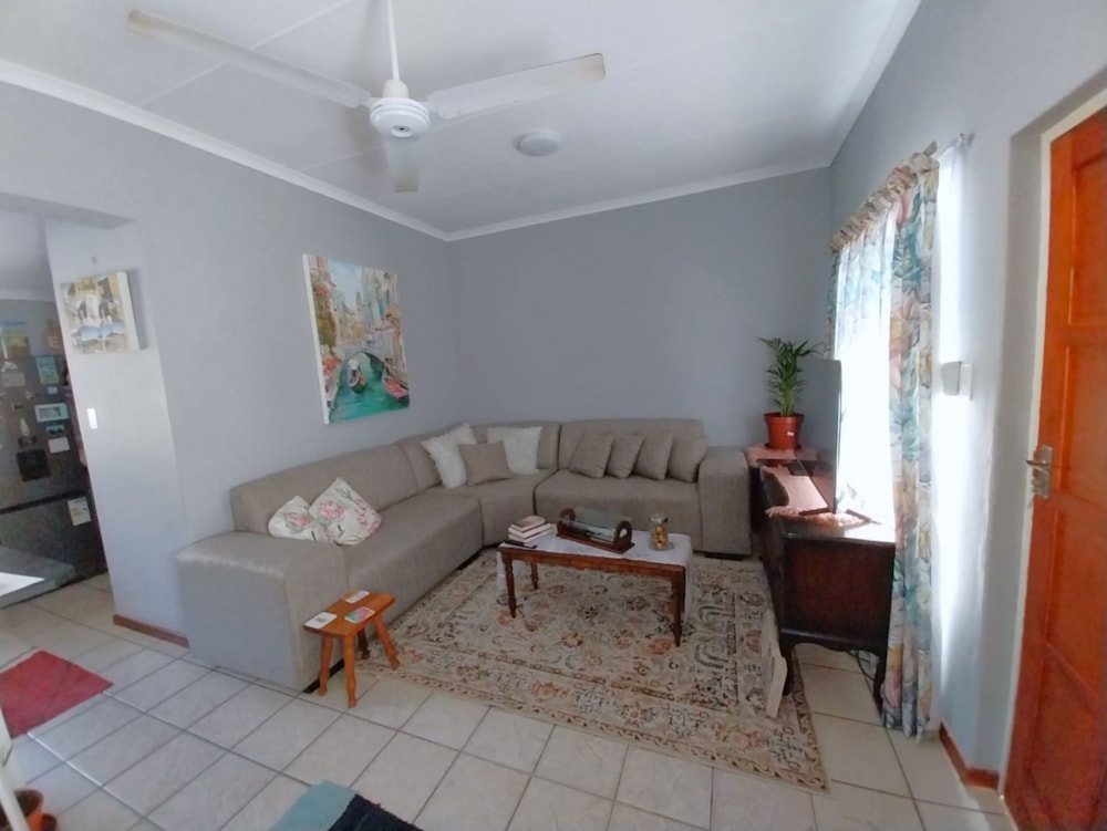 Security complex home sold in Oudtshoorn South - 1OU1669297