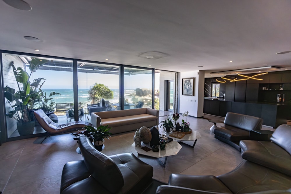 Multi-storey house to rent in Camps Bay - BYL1670670