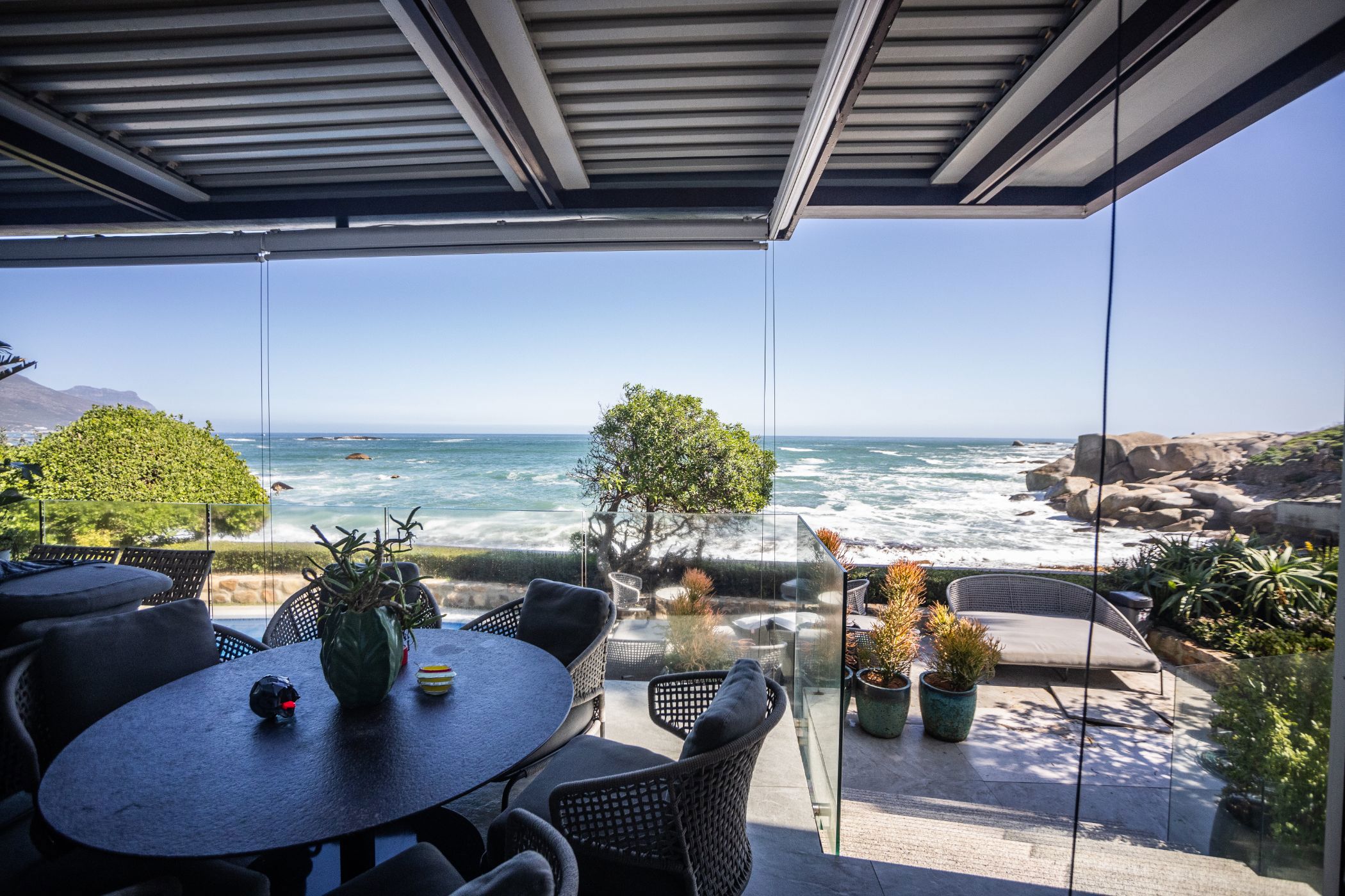 Multi-storey house to rent in Camps Bay - BYL1670670