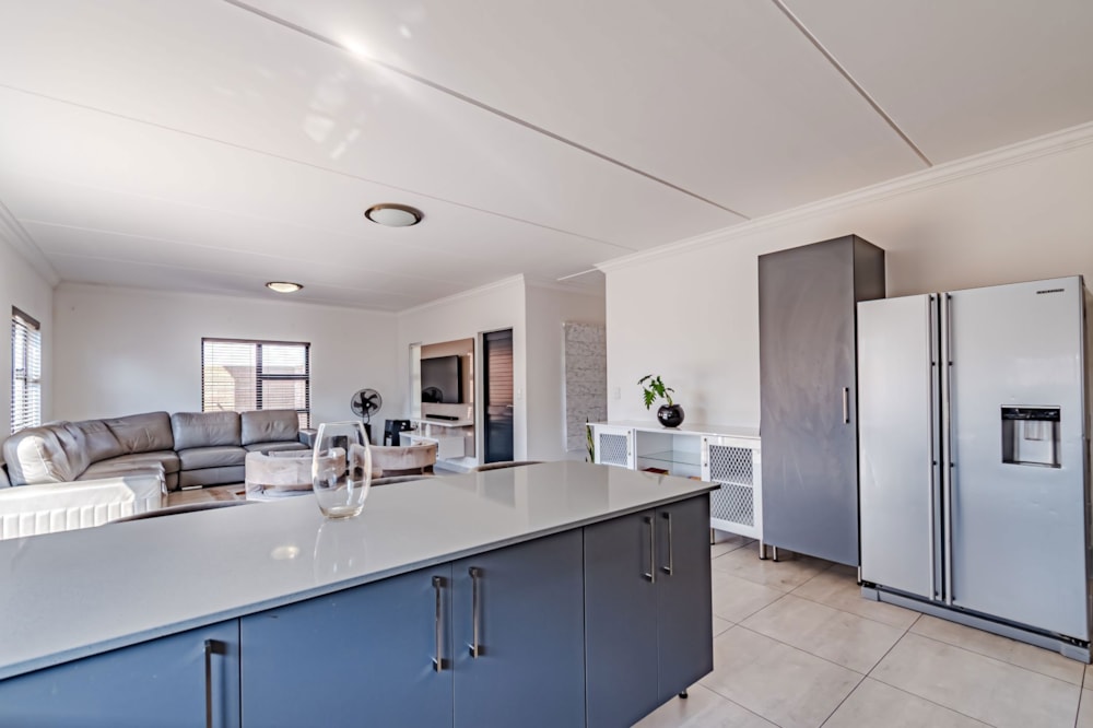 Security complex home sold in Thatchfield - CN1670969 Security complex home sold in Thatchfield - CN1670969