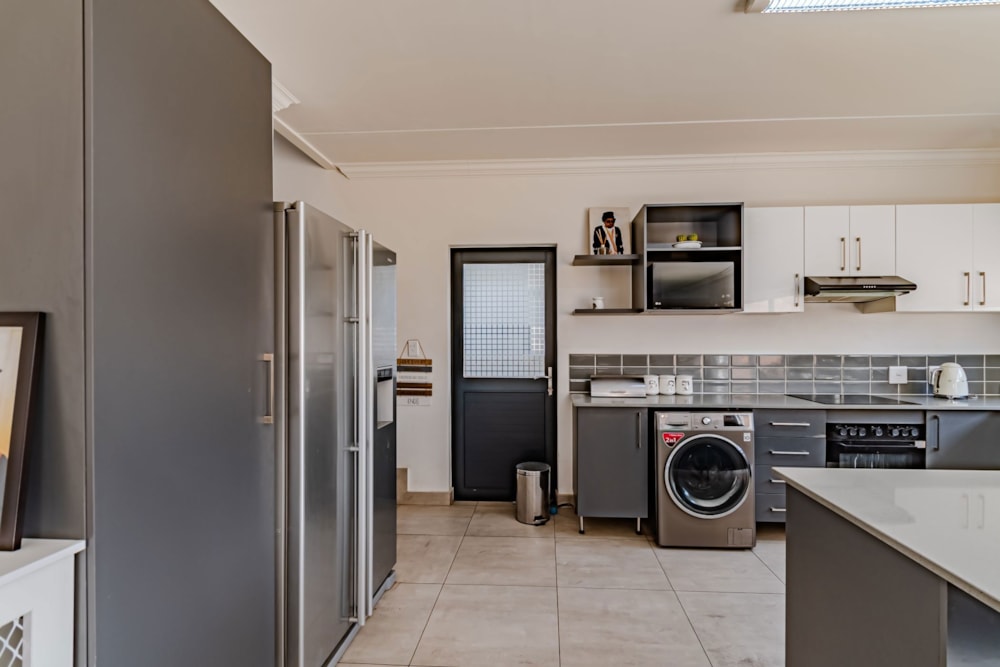 Security complex home sold in Thatchfield - CN1670969 Security complex home sold in Thatchfield - CN1670969