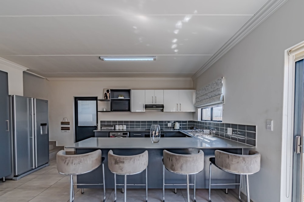 Security complex home sold in Thatchfield - CN1670969 Security complex home sold in Thatchfield - CN1670969