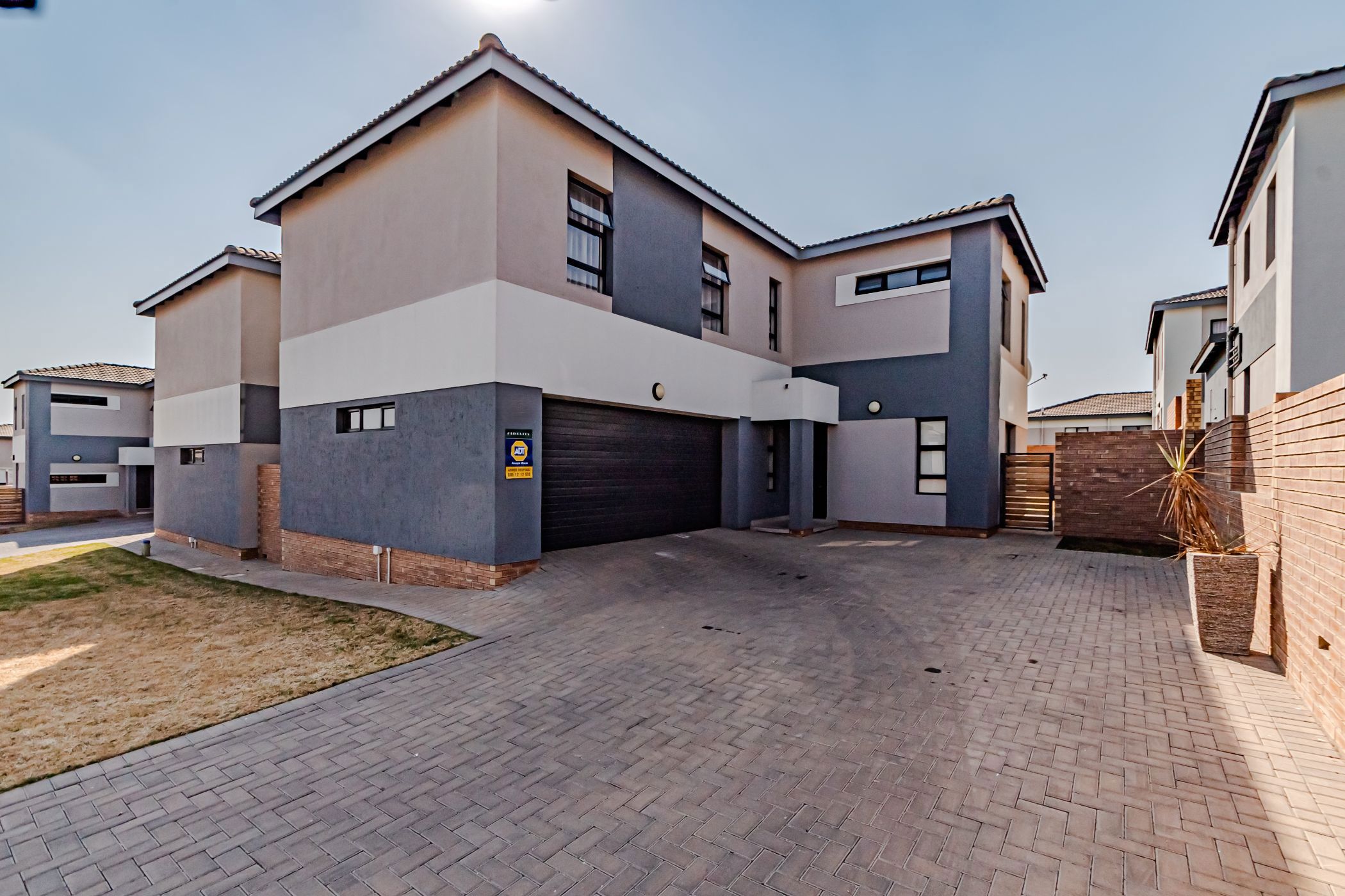 Security complex home sold in Thatchfield - CN1670969