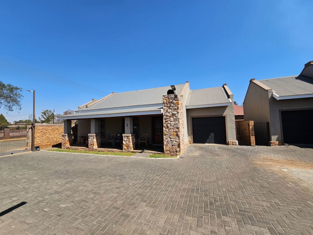 Townhouse to rent in Heidelberg, Gauteng - 1SP1726170
