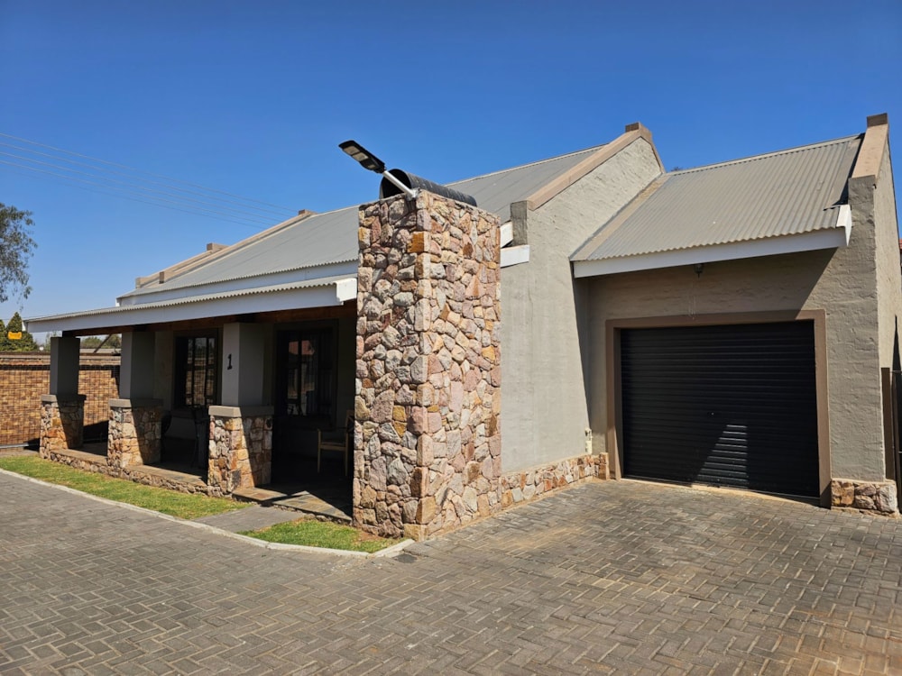 Townhouse to rent in Heidelberg, Gauteng - 1SP1726170