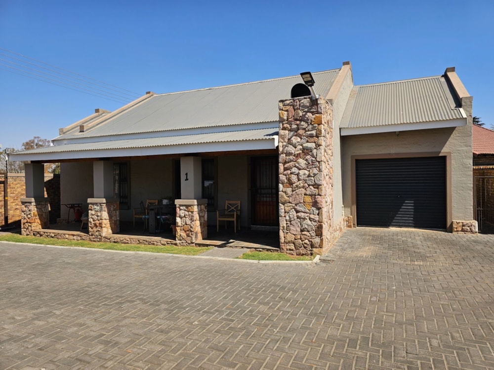 Townhouse to rent in Heidelberg, Gauteng - 1SP1726170
