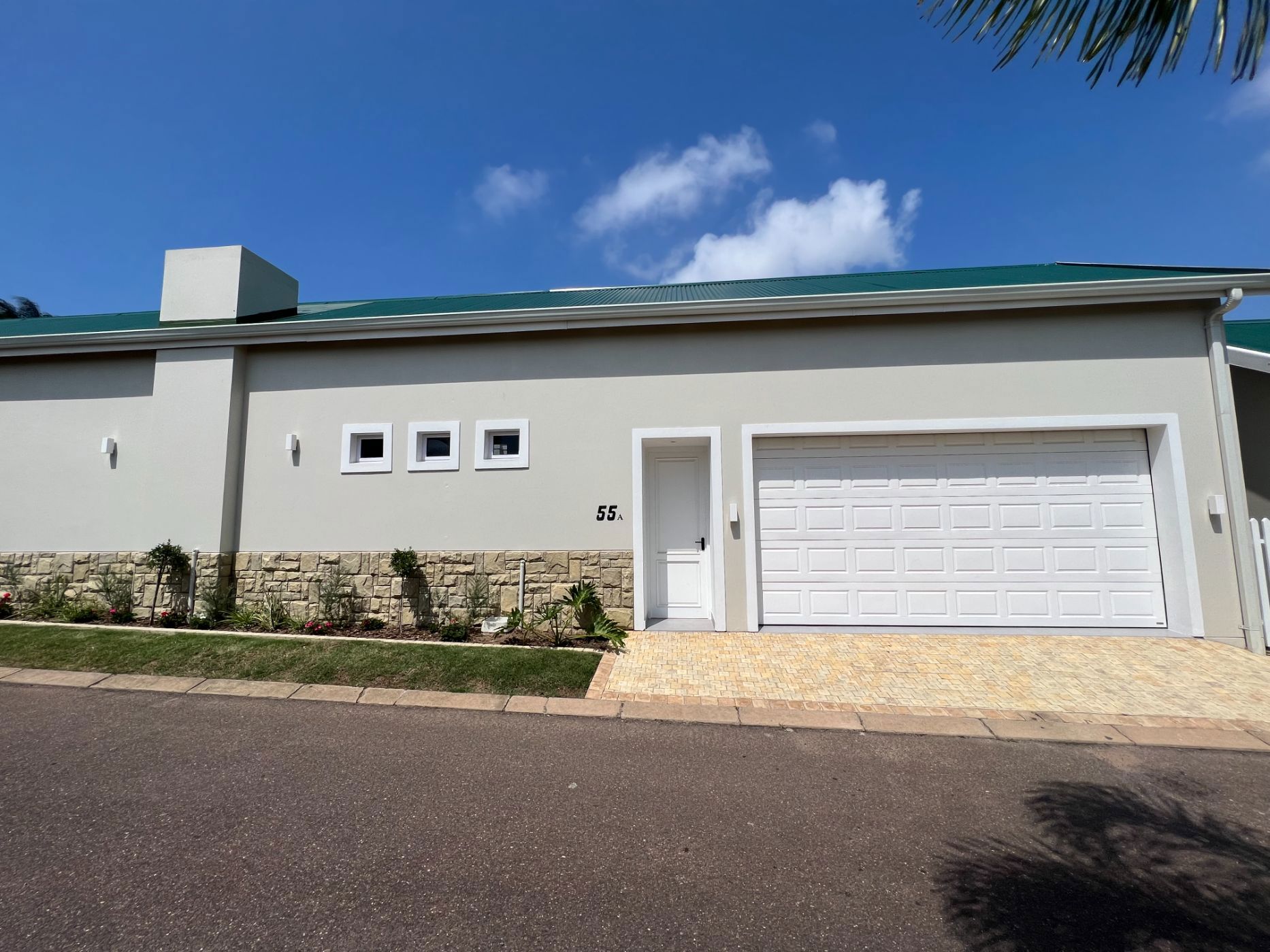 Townhouse to rent in Mount Edgecombe - View 2