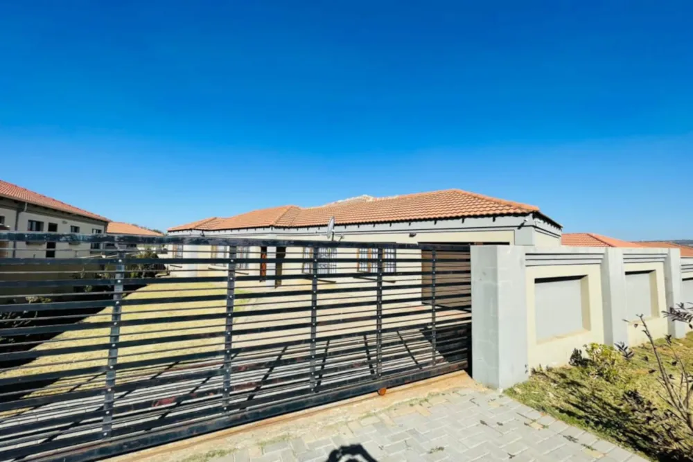 Security complex home for sale in Jackaroo Park - 1WD1671503 Security complex home for sale in Jackaroo Park - 1WD1671503