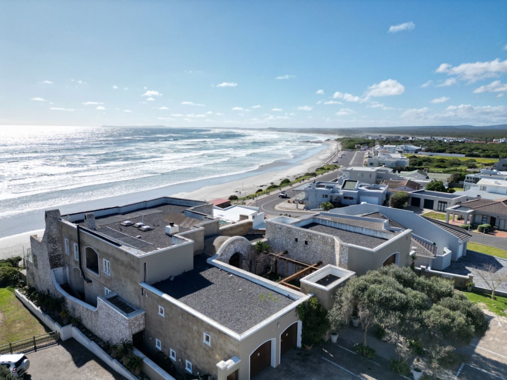 Beachfront villa for sale in Yzerfontein - LA1672104 Beachfront villa for sale in Yzerfontein - LA1672104