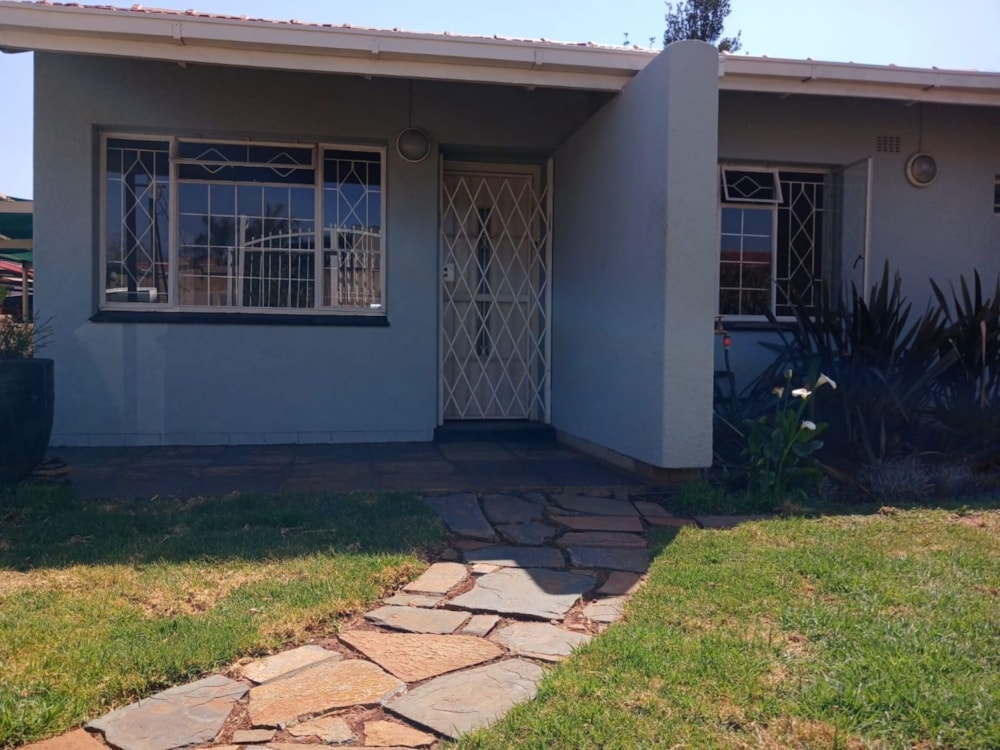 House let in Sophiatown - RAL1674565 House let in Sophiatown - RAL1674565