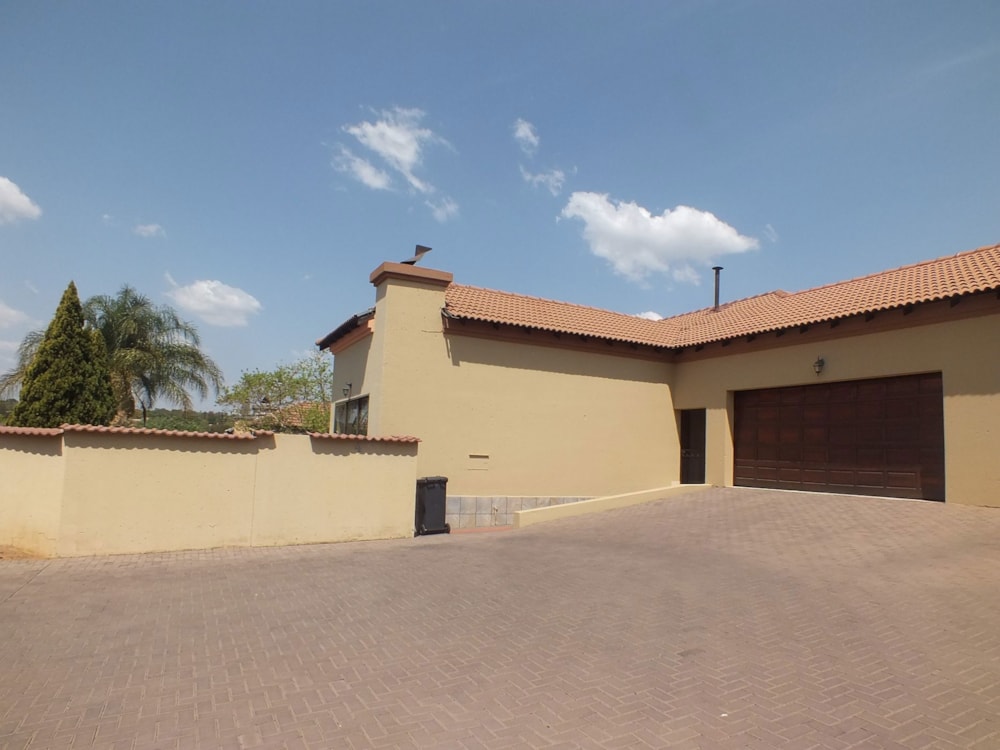 Security estate home let in Thatchfield - CNL1675013 Security estate home let in Thatchfield - CNL1675013