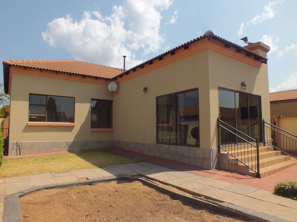 Security estate home let in Thatchfield - CNL1675013 Security estate home let in Thatchfield - CNL1675013