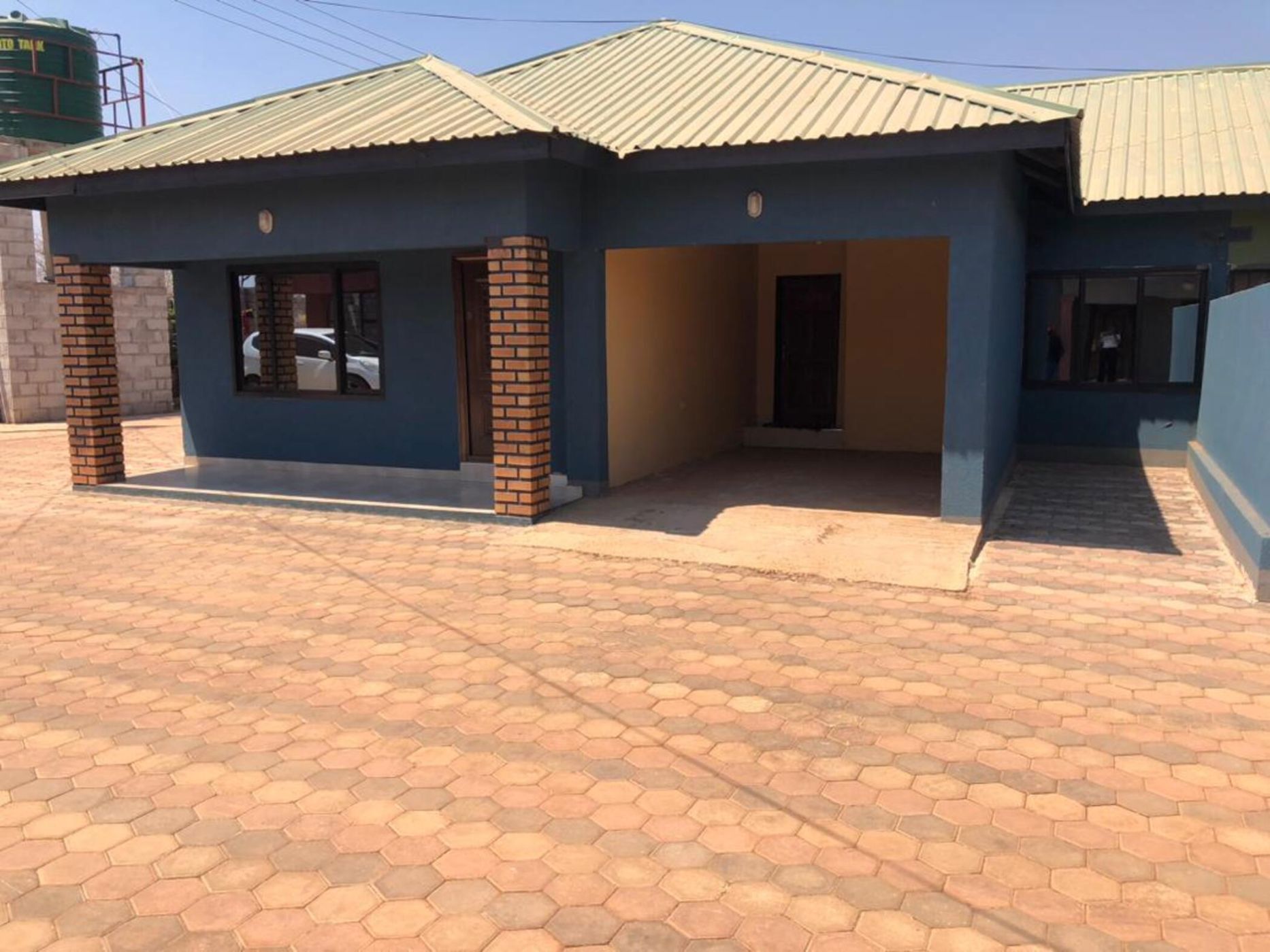 Security complex home for sale in Makeni, Zambia - 3ZA1674879