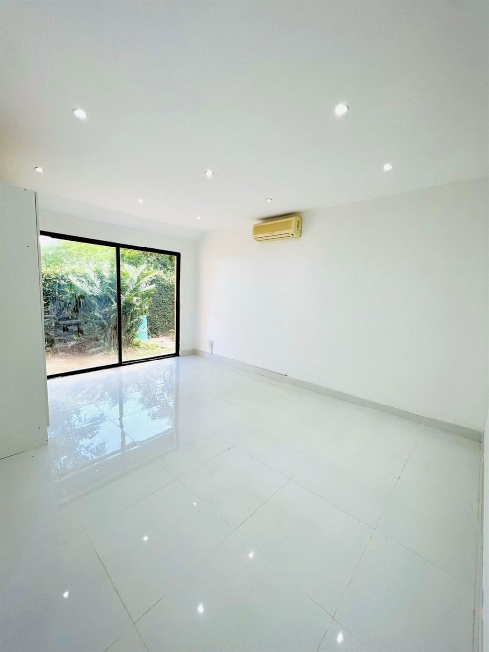 Bachelor apartment to rent in Westville - 1WP1726313