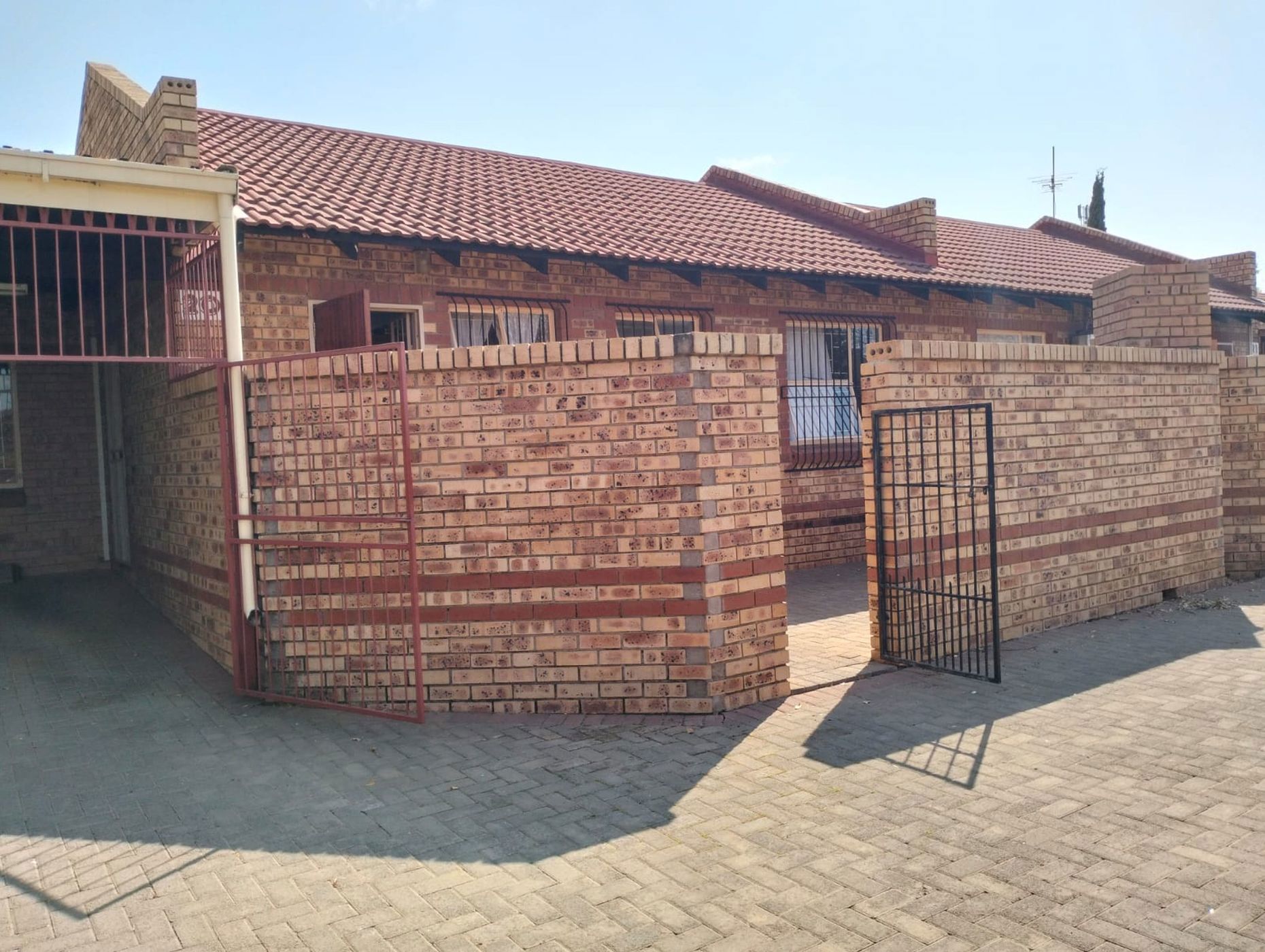Townhouse to rent in Uitsig, Bloemfontein - 1BX1729253