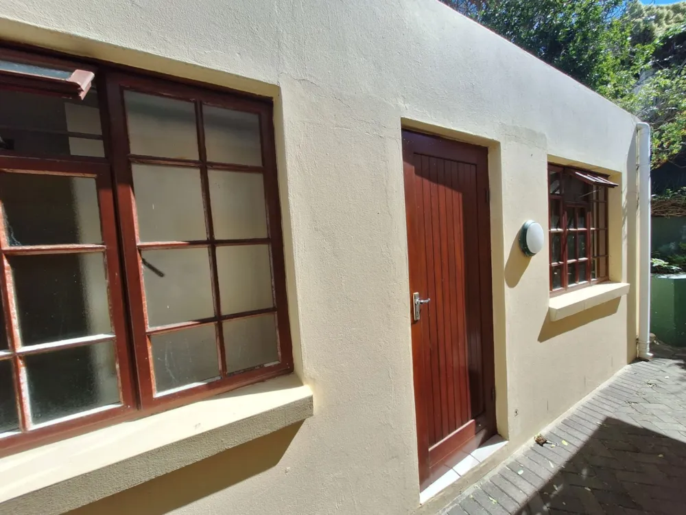 Bachelor apartment let in Hermanus Heights - ONL1734954