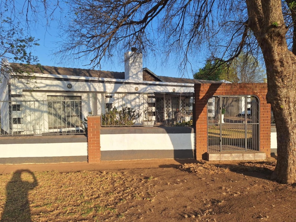 House for sale in Mackenzie Park - EN1674893 House for sale in Mackenzie Park - EN1674893