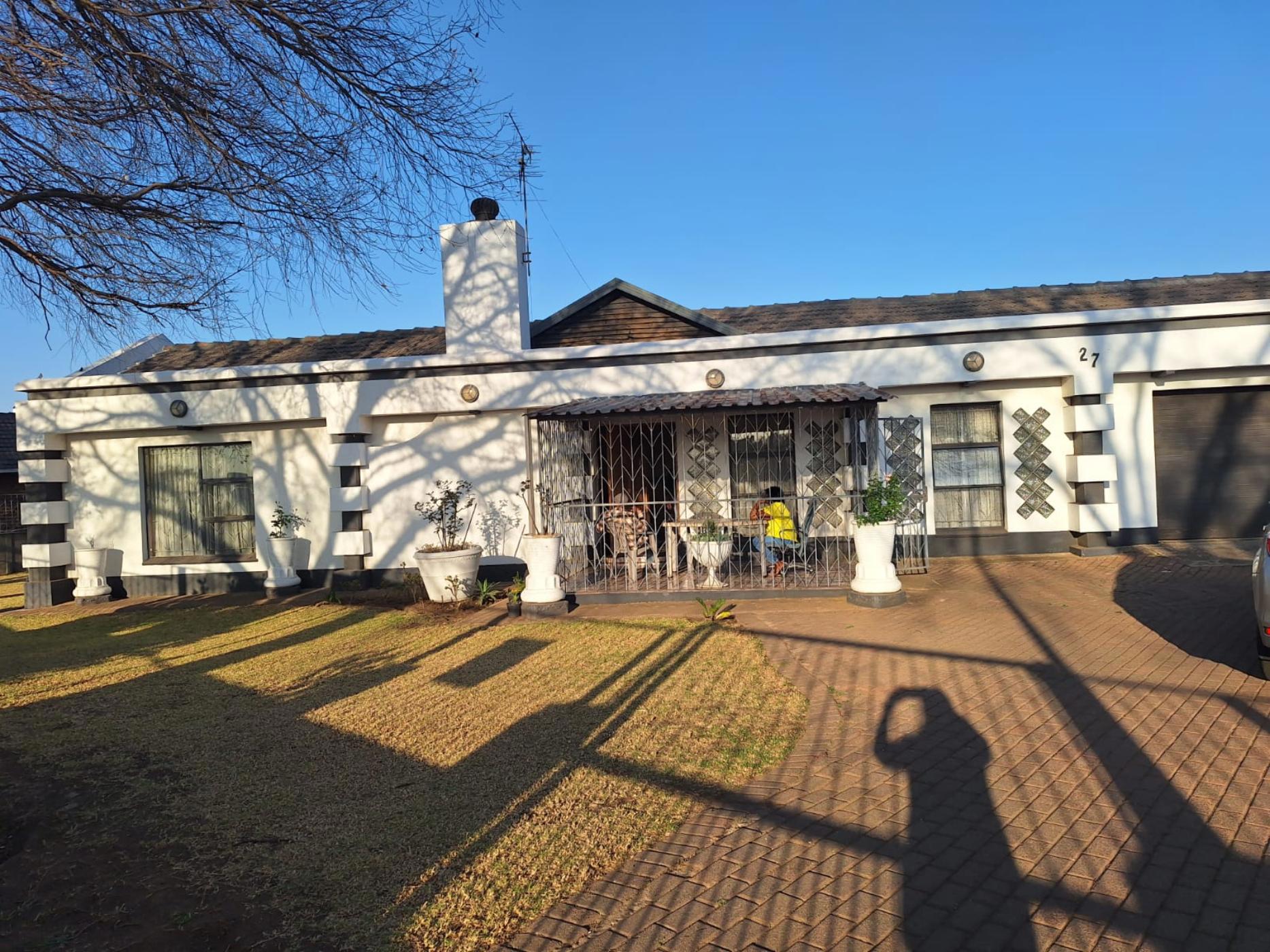 House for sale in Mackenzie Park - EN1674893