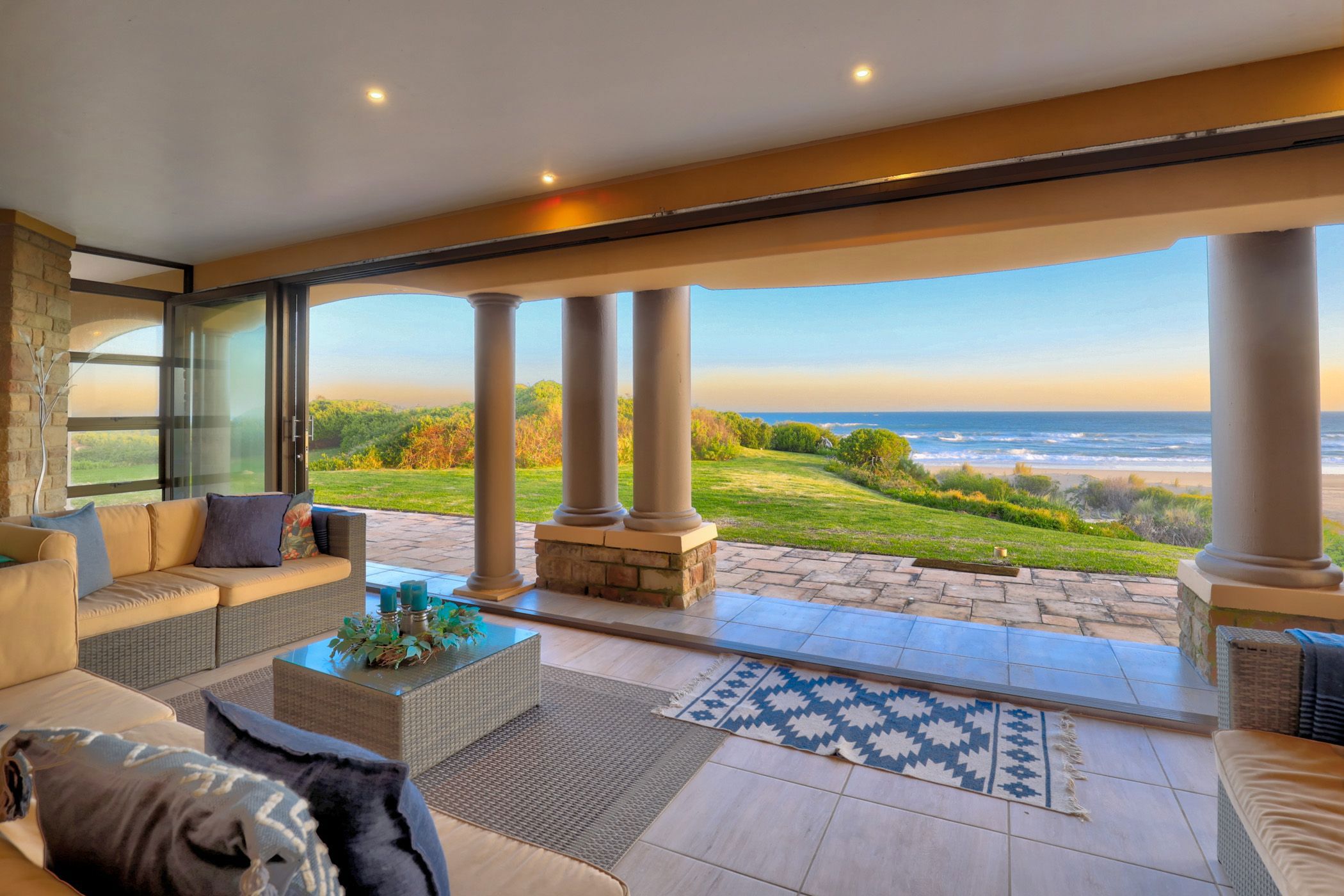 Beachfront villa for sale in Outeniqua Strand - 1MB1676153