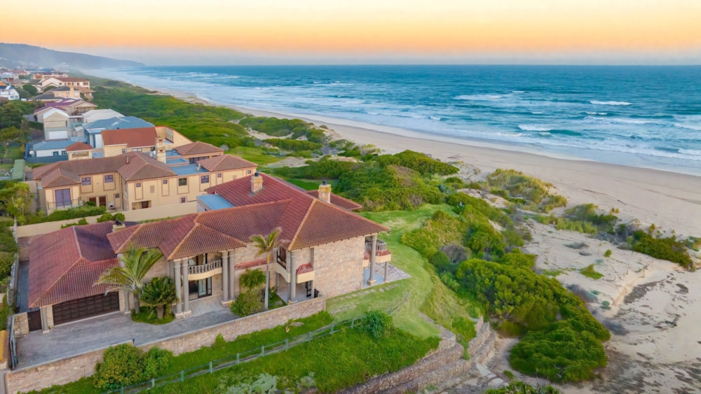 Beachfront villa for sale in Outeniqua Strand - 1MB1676153