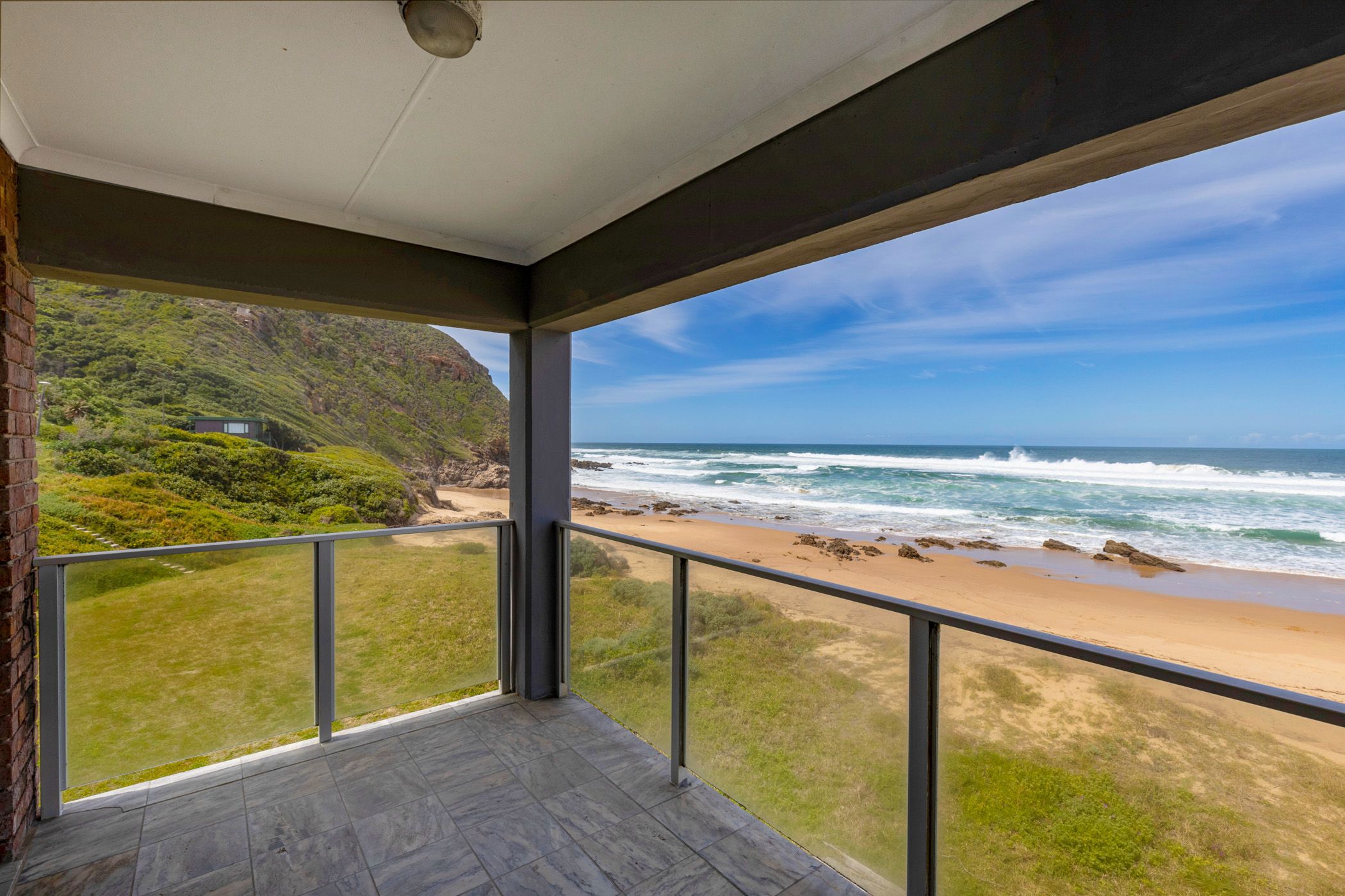 Beachfront villa for sale in Glentana - 1MB1675353