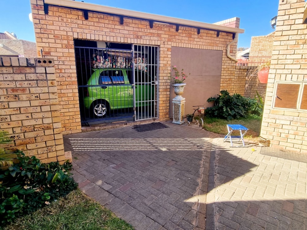 Townhouse to rent in Uitsig, Bloemfontein - 1BX1718946 Townhouse to rent in Uitsig, Bloemfontein - 1BX1718946