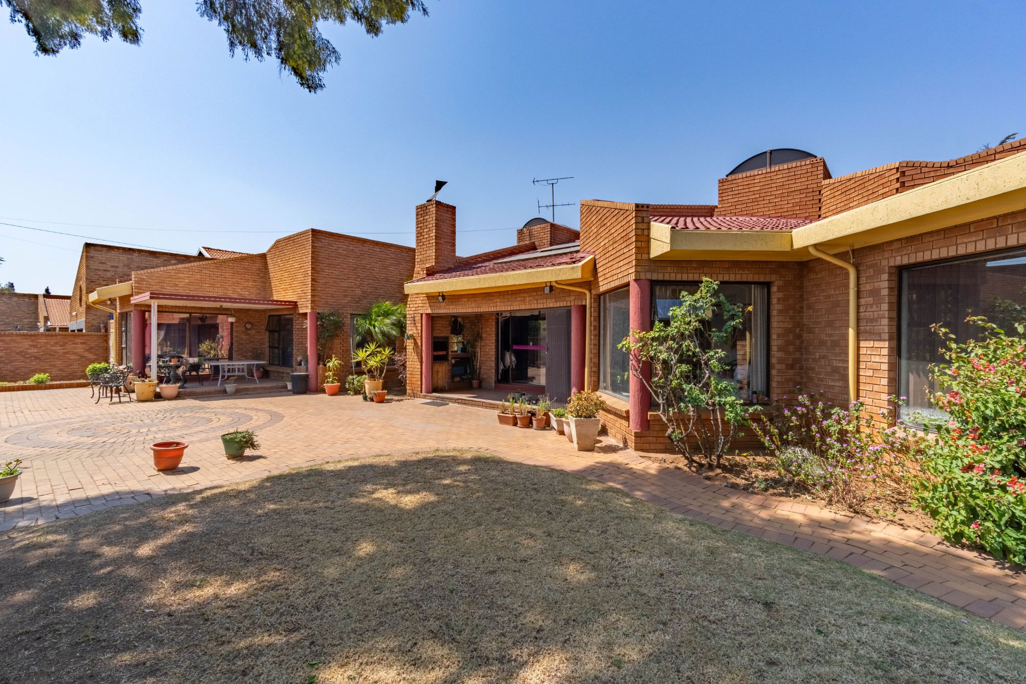 House sold in Mackenzie Park - EN1676722