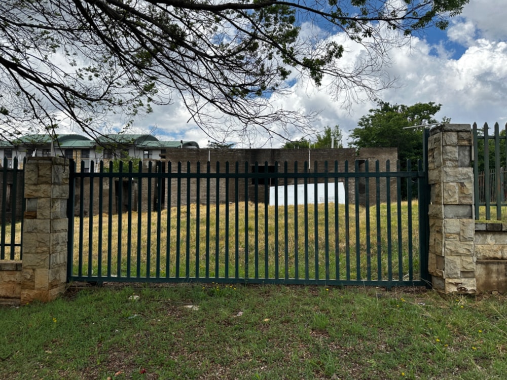 Security complex home sold in Clarens - 1CS1678326 Security complex home sold in Clarens - 1CS1678326