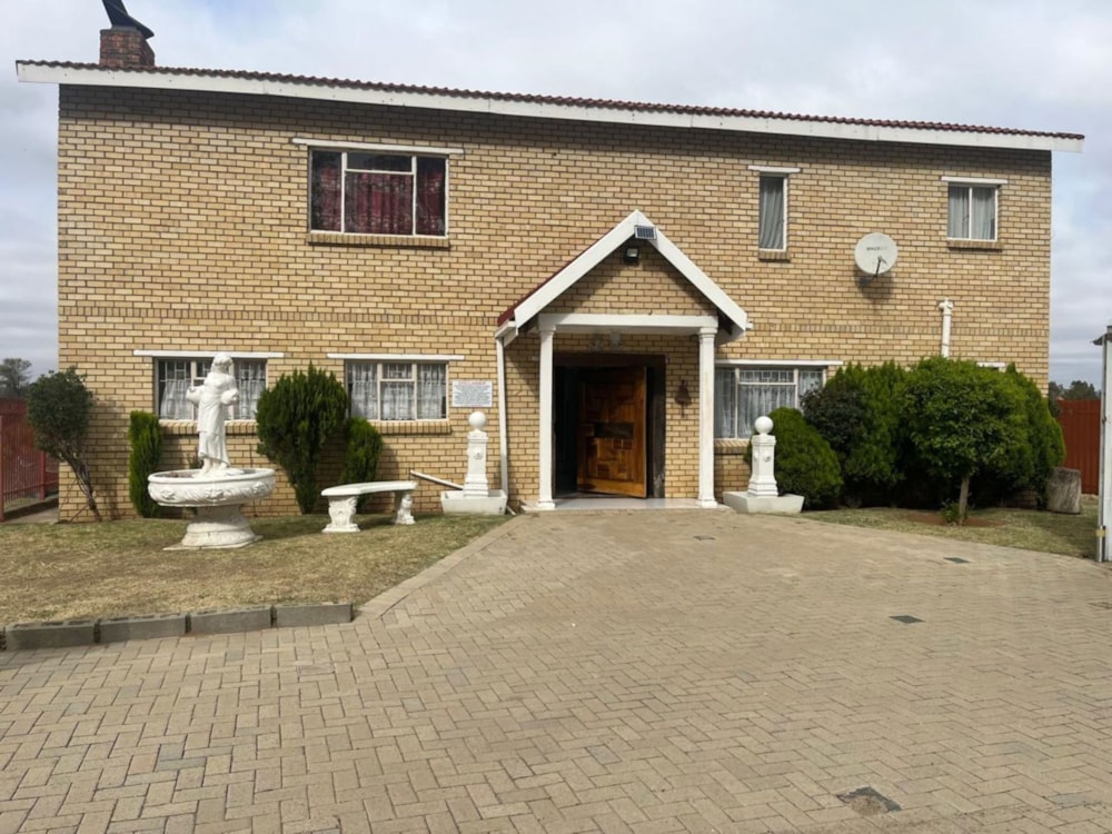 Double-storey house for sale in Bloemhof, North West Province - 1KJ1678681 Double-storey house for sale in Bloemhof, North West Province - 1KJ1678681