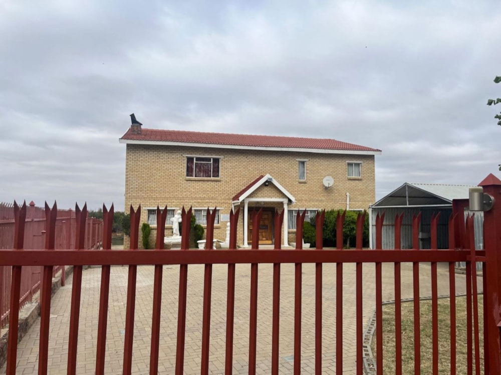 Double-storey house for sale in Bloemhof, North West Province - 1KJ1678681 Double-storey house for sale in Bloemhof, North West Province - 1KJ1678681