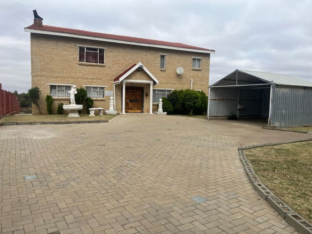 Double-storey house for sale in Bloemhof, North West Province - 1KJ1678681 Double-storey house for sale in Bloemhof, North West Province - 1KJ1678681
