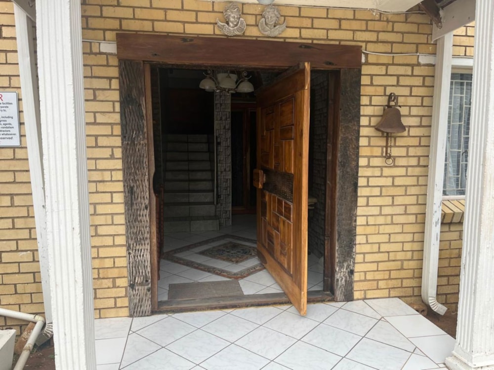Double-storey house for sale in Bloemhof, North West Province - 1KJ1678681 Double-storey house for sale in Bloemhof, North West Province - 1KJ1678681
